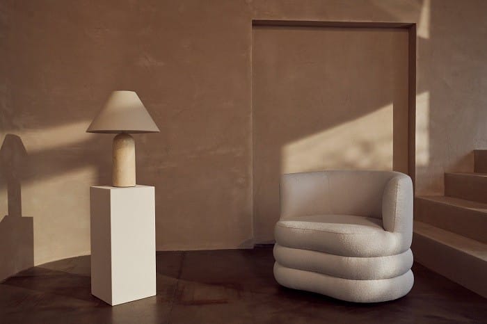 sillón y lámpara de la colección de westwing y Álex Riviere