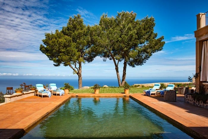 piscina en villa de lujo
