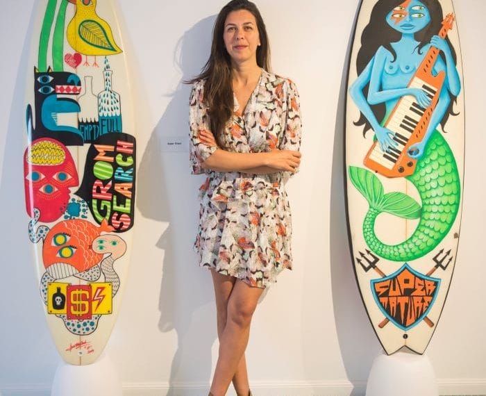 Comisaria Anna Dimitrova en una exposición en Ibiza de tablas de surf