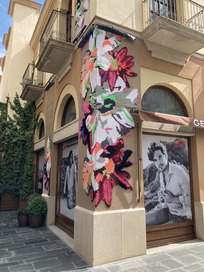 flores en la fachada de Las Rozas Village