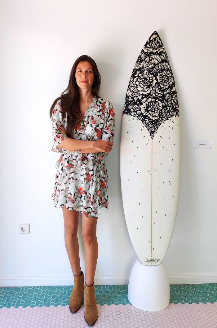 Anna Dimitrova en la exposición de tablas de sur en Ibiza