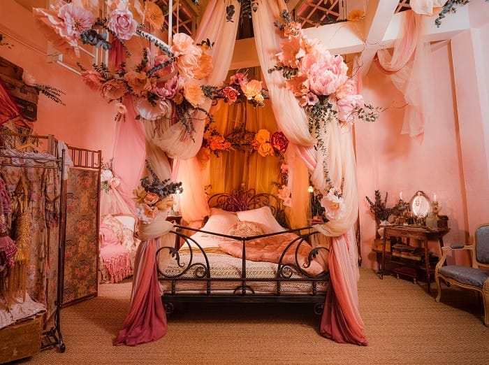 El Moulin Rouge disponible para pasar una noche a través de Airbnb