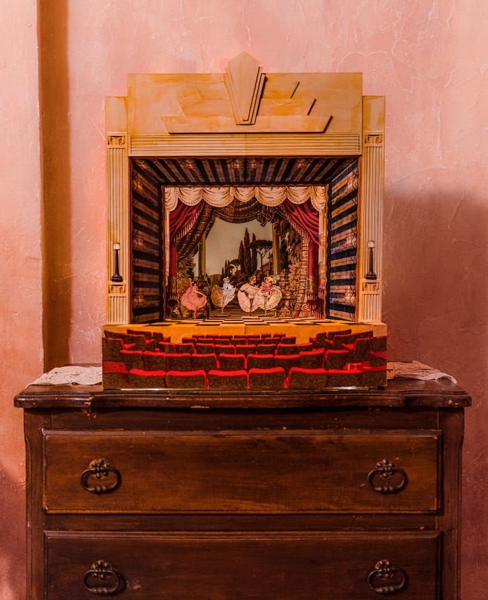 mini teatro en el interior de Moulin Rouge