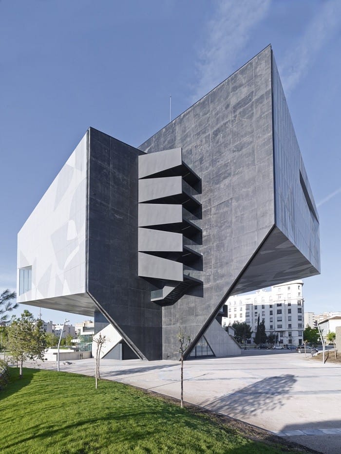 Arquitectura de Museo Caizaforum por Carmen Pinós