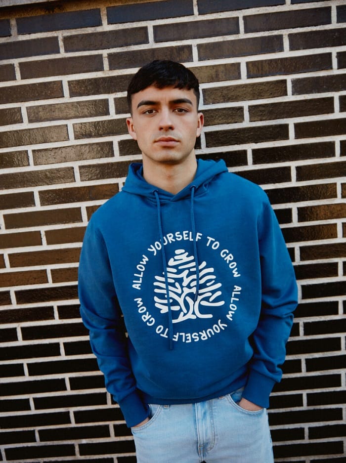 Pedri González con sudadera árbol azul de Springfield