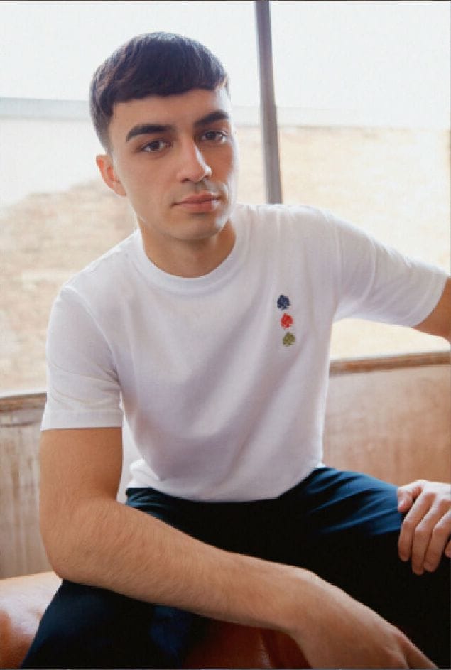 camiseta blanca de Springfield Icon y Pedri González