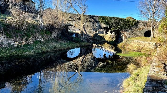 Río de Onor con puente