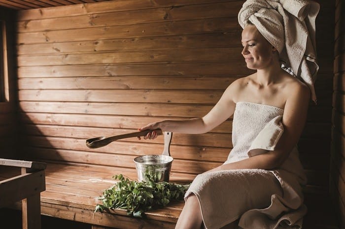 mujer dentro de una sauna
