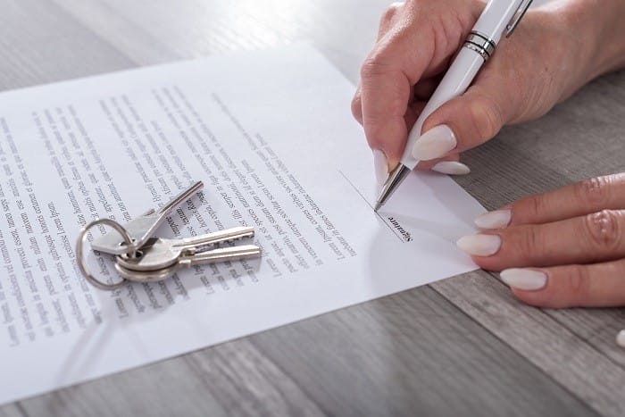 firma de un contrato de alquiler de vivienda