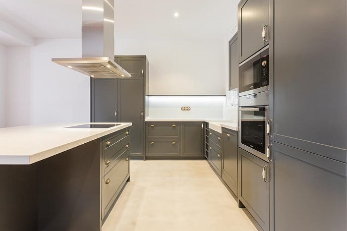 cocina a medida en tono gris