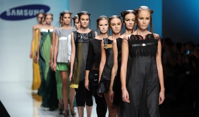 pasarela con modelos en un desfile de moda