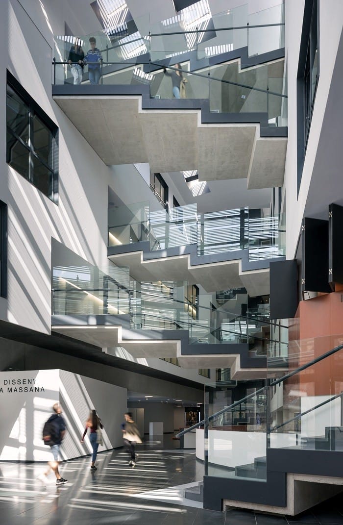 Escalera del interior de la escola Massana en Barcelona