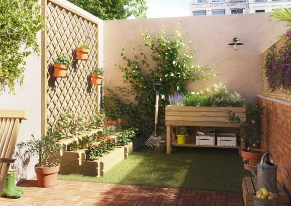 jardín de un hogar con baldosas sostenibles y decorativas
