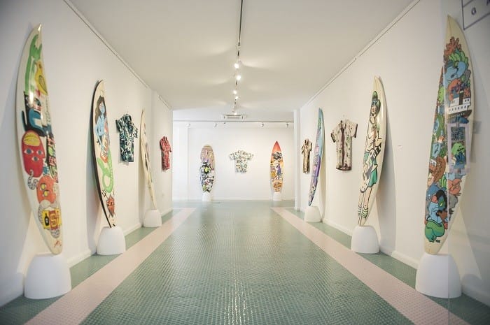 exposición en Ibiza de tablas de surf y camisas