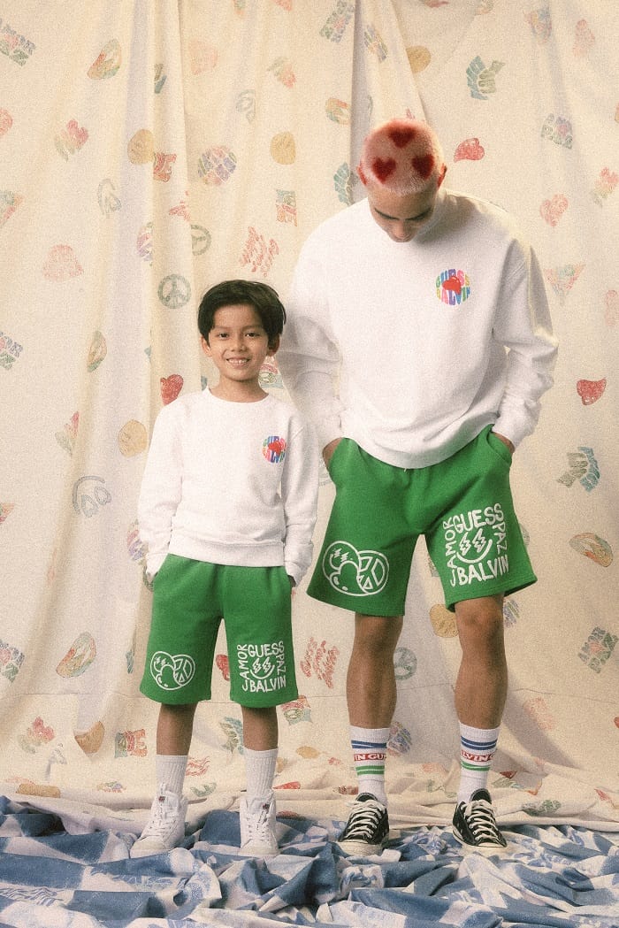 adulto y niño con pantalones verdes guess x balvin amor