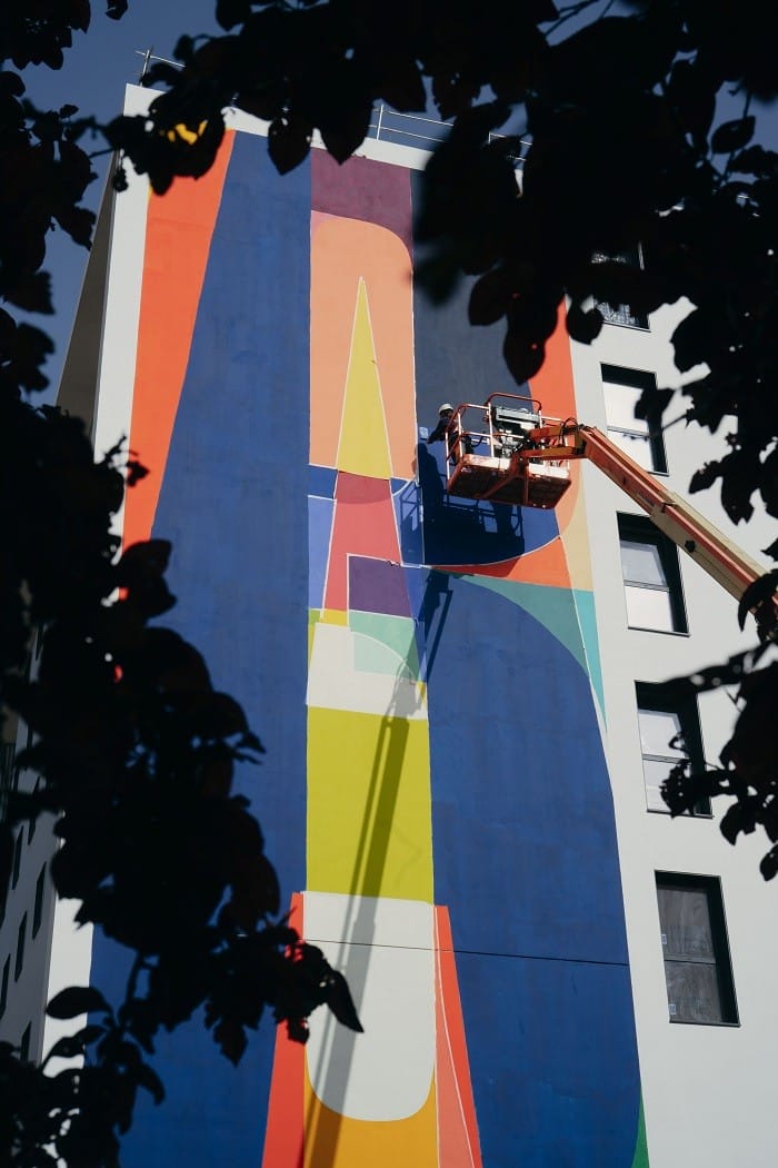 chicos pintando un mural en Getafe