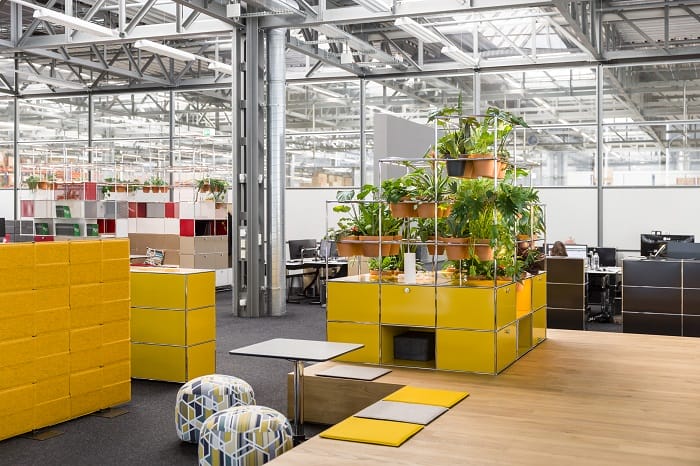 interior de oficina con sistema modular en su mobiliario