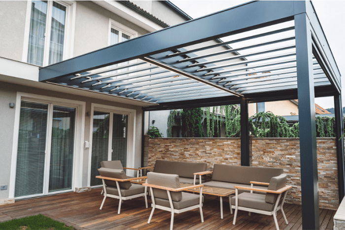 Pérgola de aluminio en exterior de casa