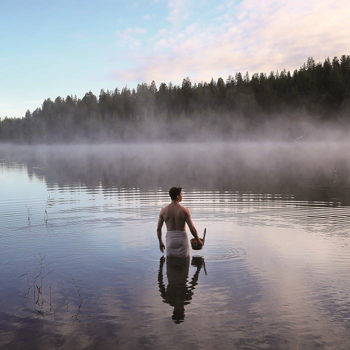 Hombre en vapor de agua finlandés