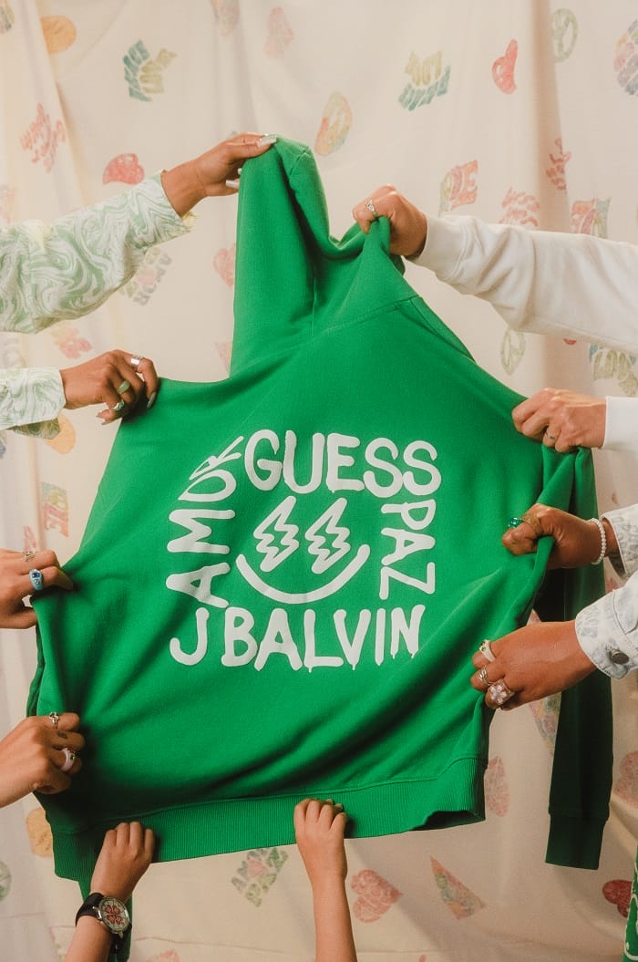 sudadera con mensaje guess x balvin amor