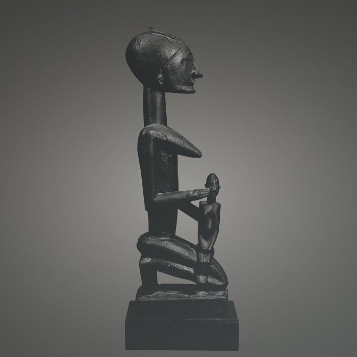 escultura negra sobre maternidad