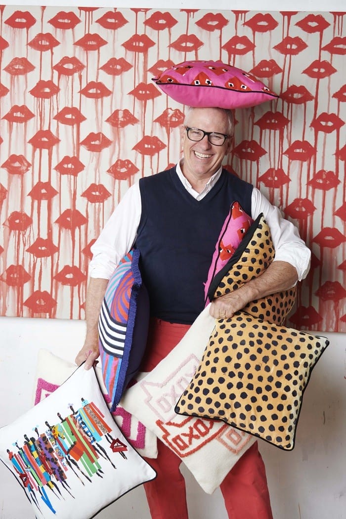 Donald Robertson con diseño de sus cojines