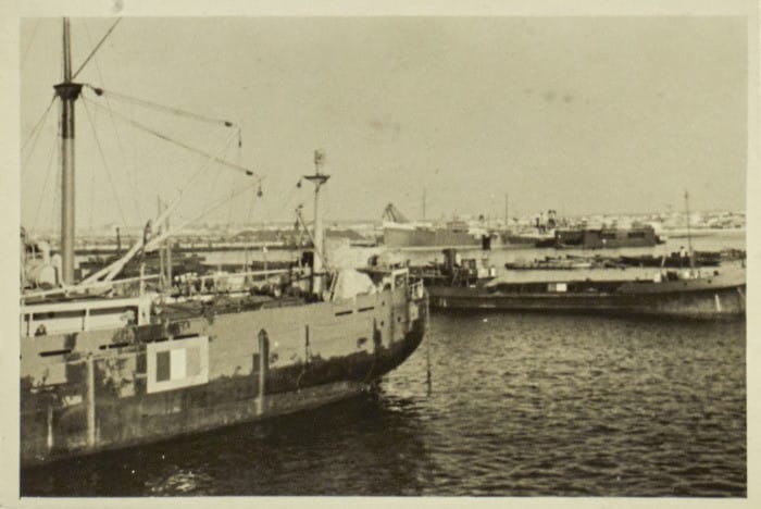 Fotografía de un barco y el mar