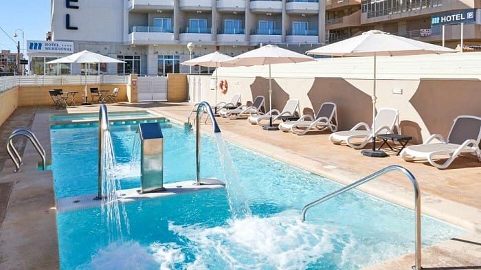 Piscina del hotel meridional en guardamar