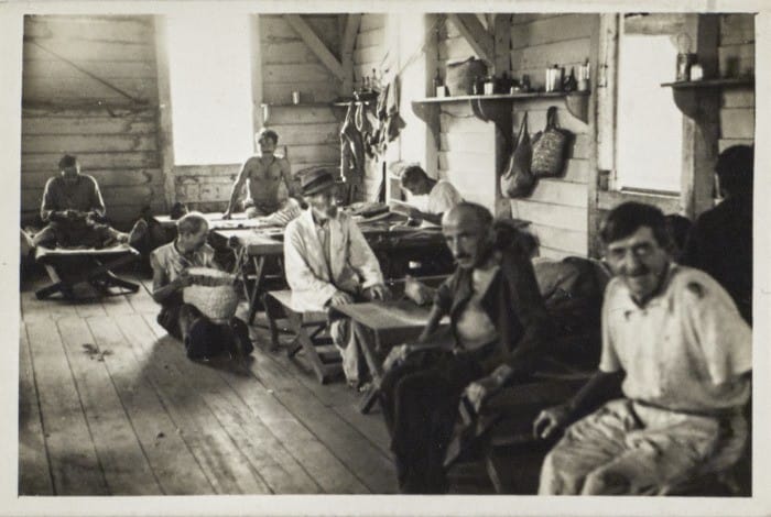 fotografía de gente dentro de un barco