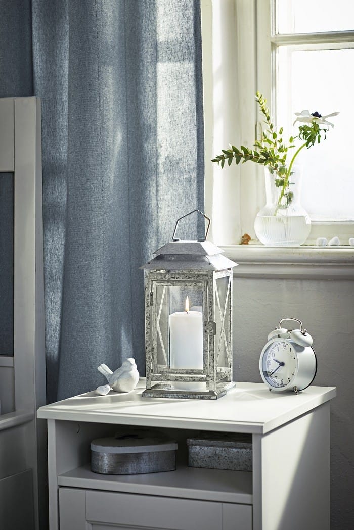 Lámpara Ikea en mesilla