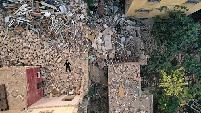 Fotografía de una persona entre escombros por la guerra