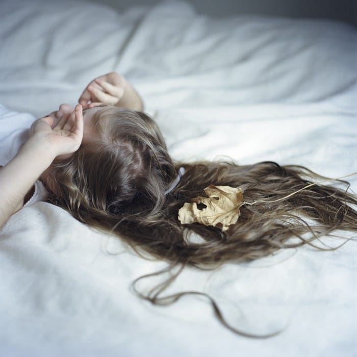 niña encima de una cama