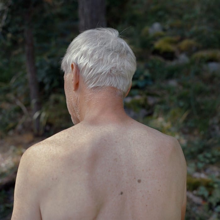 espaldas de un señor mayor