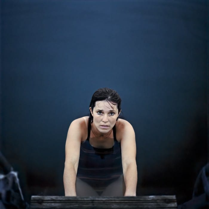 mujer con fondo oscuro