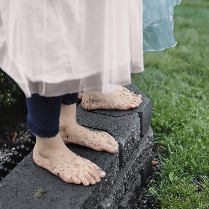 pies encima de una madera