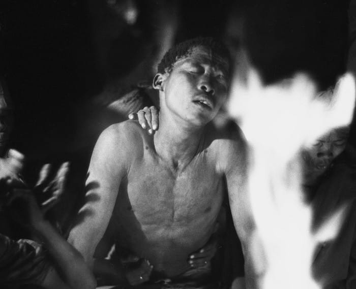 Fotografía de un chico en trance en blanco y negro