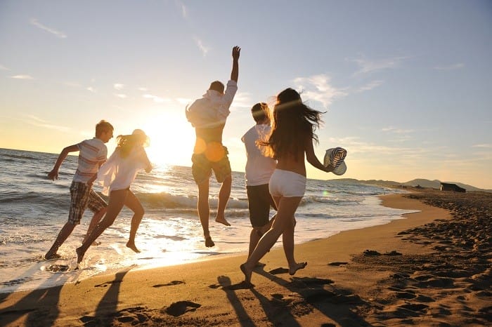amigos contentos en la playa