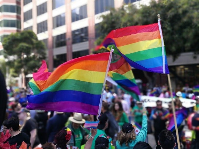 Banderas de orgullo en la celebración del orgullo y defensa de LGBTQ