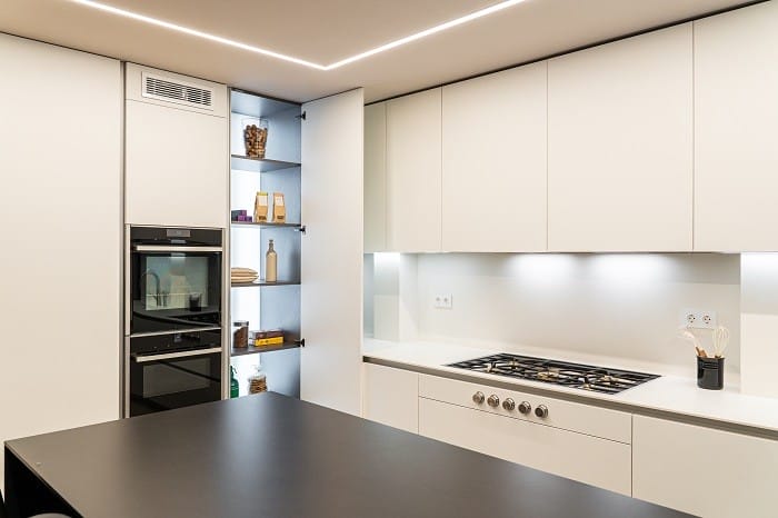 cocina blanca con su isla en negro