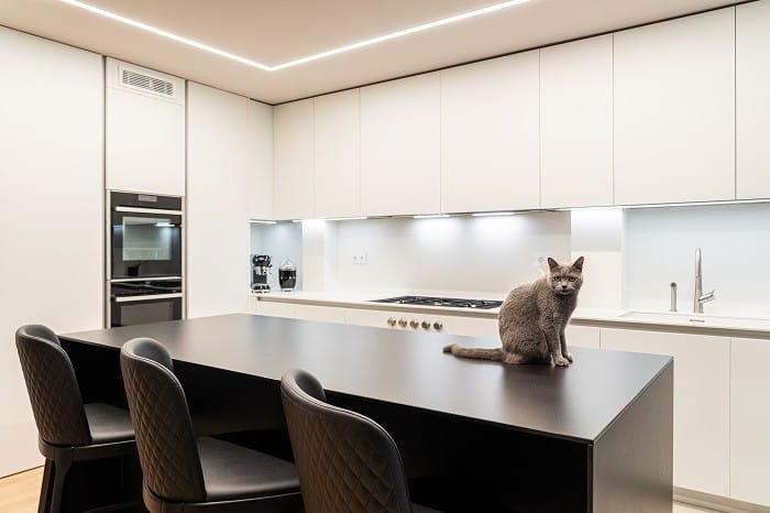 cocina de diseño blanca
