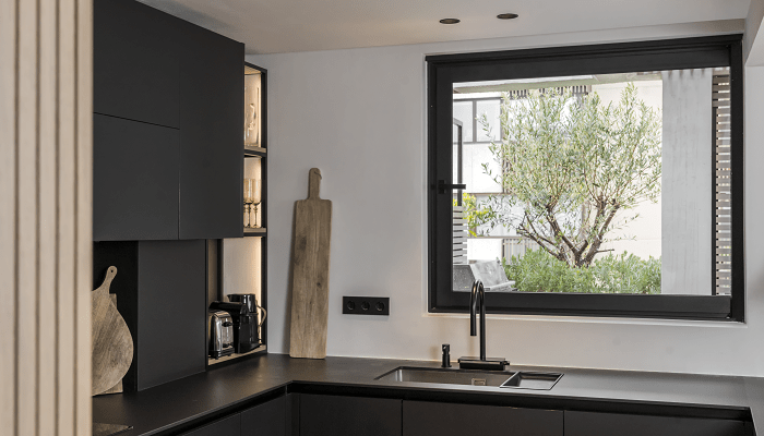 cocina negra con ventana cerca para luminosidad