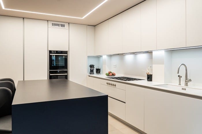 cocina blanca e isla negra