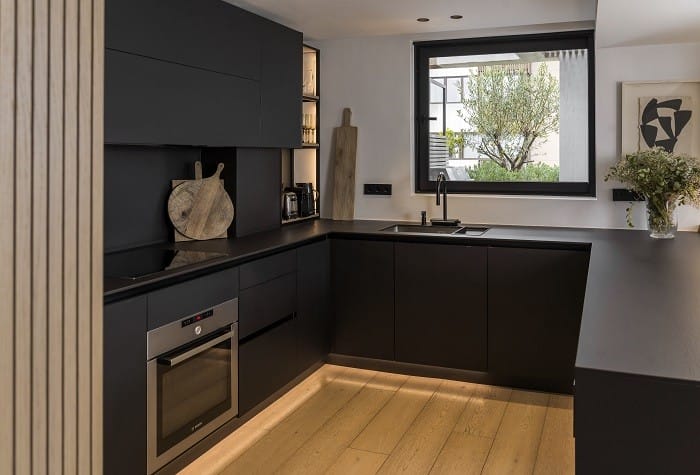 cocina en color negro con encimera