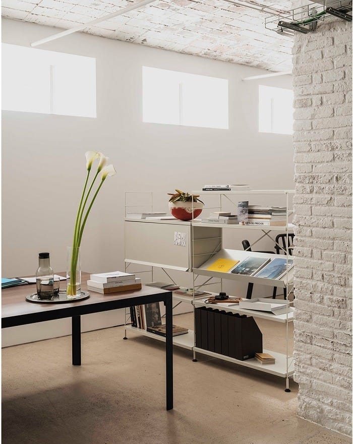 estantería modular de diseño en oficina división zonas