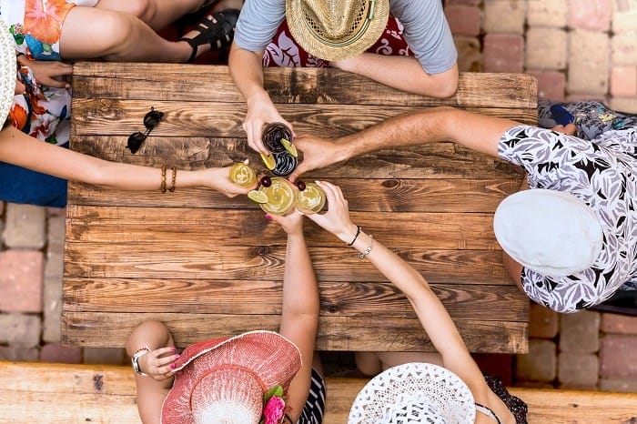 grupo de amigos tomando algo