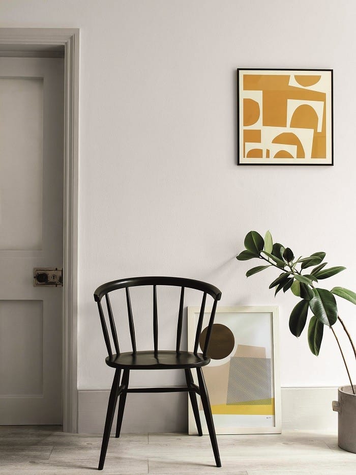 silla en un rincón de la casa