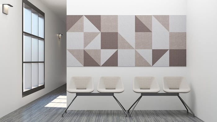 sala de espera con un panel acústico geométrico 