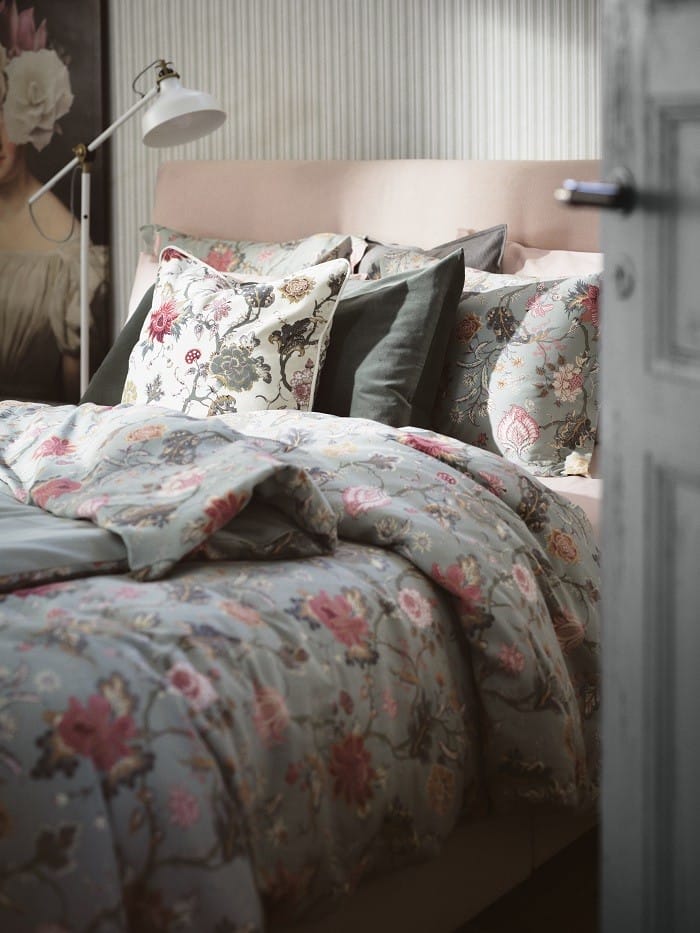 cama con ropa de cama floreada de Ikea