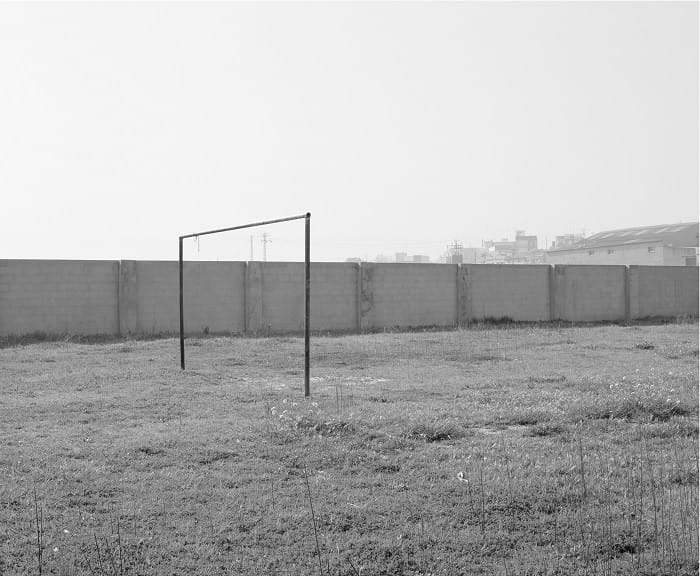 Fotografía de un campo de futbol en blanco y negro