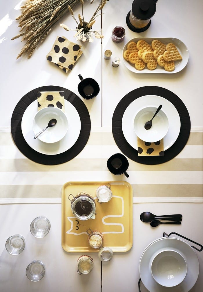 mesa con artículos de Ikea
